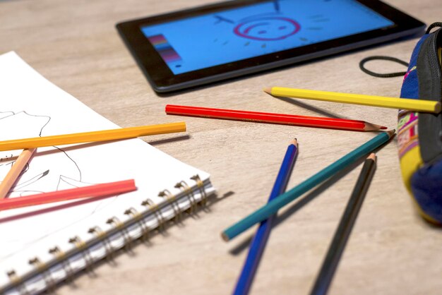 Close-up di un tablet digitale con rifornimenti scolastici sul tavolo