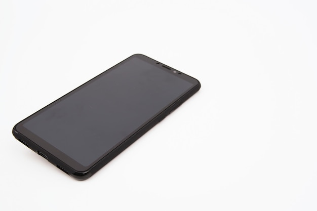 Close-up di un telefono cellulare su sfondo bianco