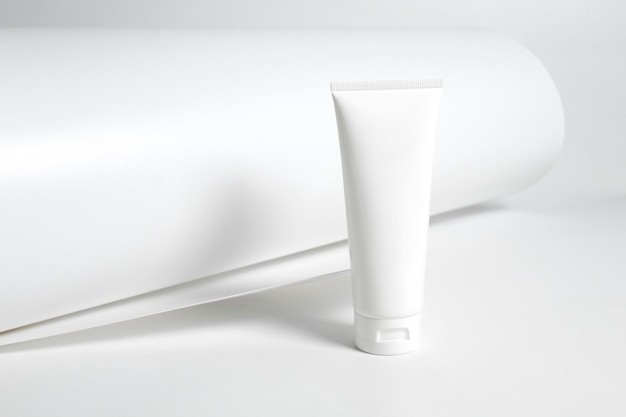 Close-up di un tubo cosmetico su uno sfondo bianco