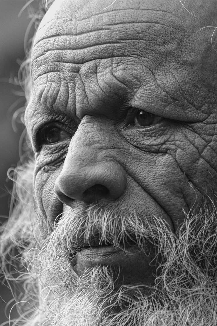 Foto close-up di un uomo anziano che guarda da un'altra parte