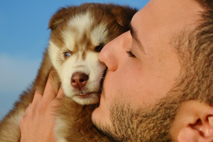 Foto close-up di un uomo che bacia un cane da compagnia