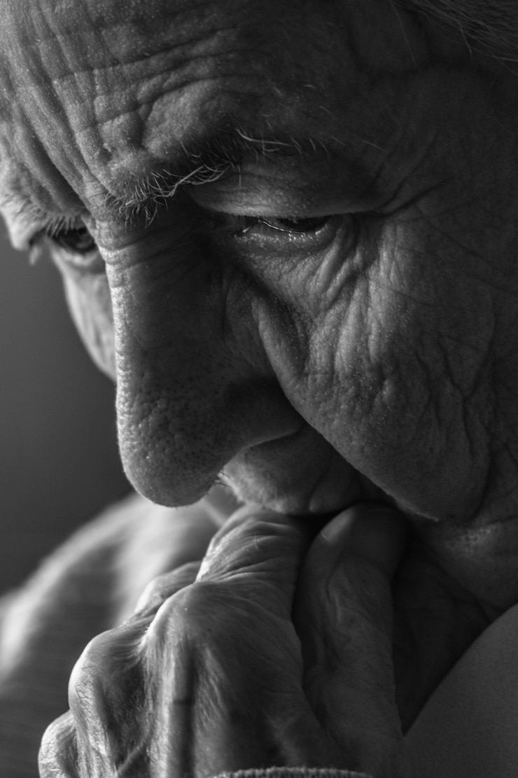 Foto close-up di un uomo che contempla