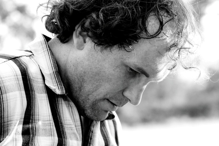 Foto close-up di un uomo che guarda in basso