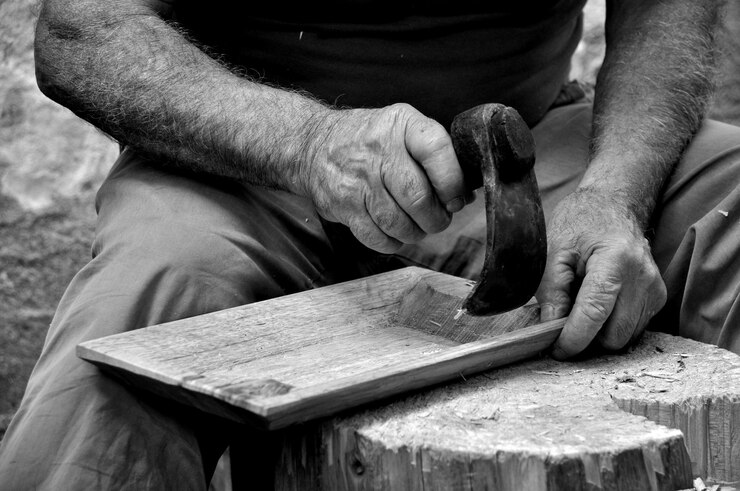 Foto close-up di un uomo che lavora sul legno