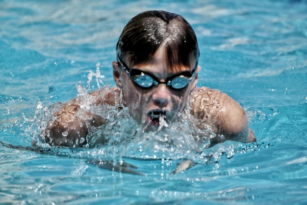 Close-up di un uomo che nuota in piscina