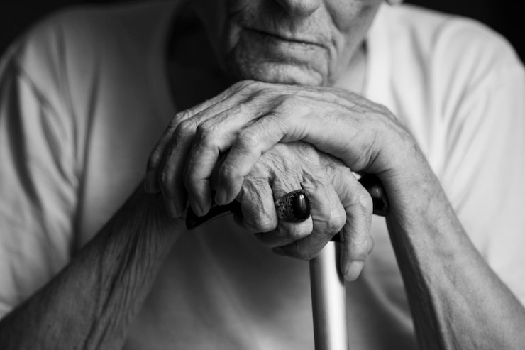 Foto close-up di un uomo che si tiene per mano