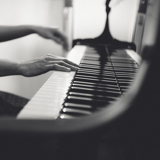 Close-up di un uomo che suona il pianoforte