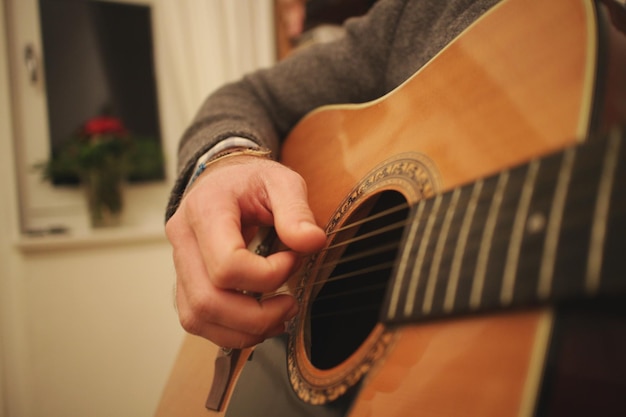 Close-up di un uomo che suona la chitarra