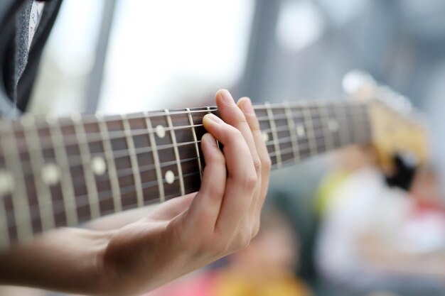 Close-up di un uomo che suona la chitarra