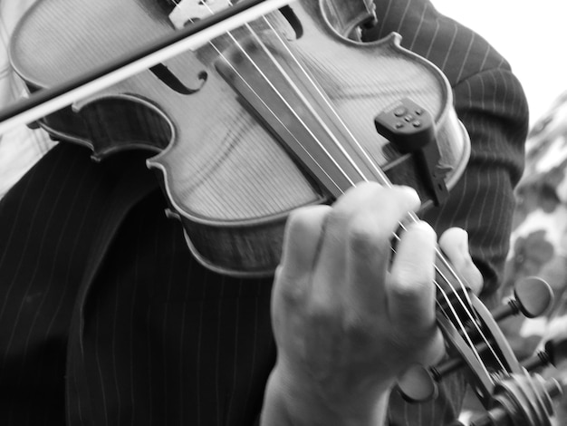 Close-up di un uomo che suona la chitarra