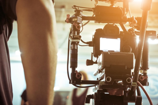 Close-up di un uomo con una telecamera video