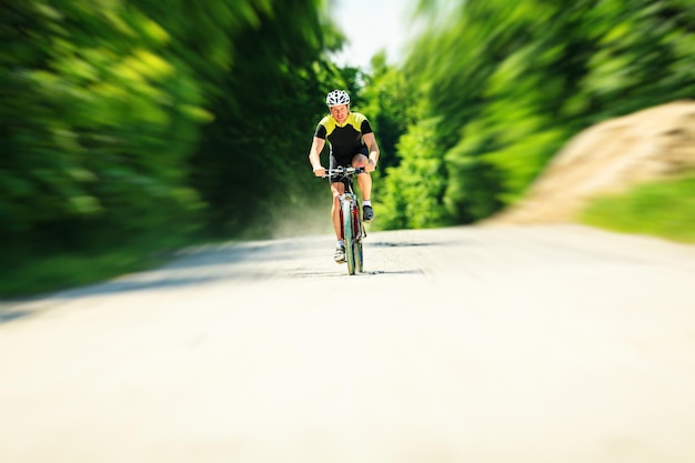 Close-up di un uomo in bicicletta sulla strada