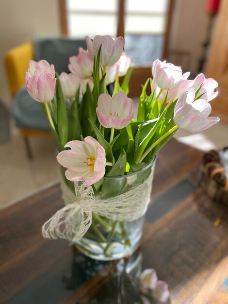 Close-up di un vaso di fiori bianchi sul tavolo