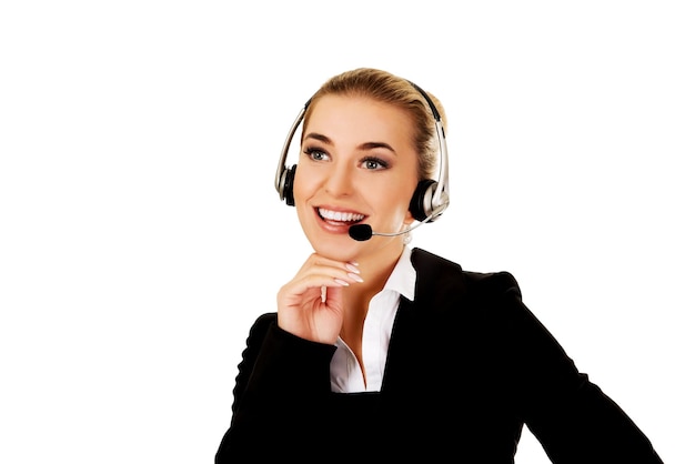 Close-up di una allegra rappresentante del servizio clienti che parla con le cuffie sullo sfondo bianco