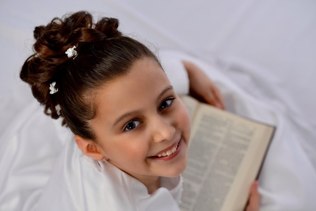 Close-up di una bambina a letto