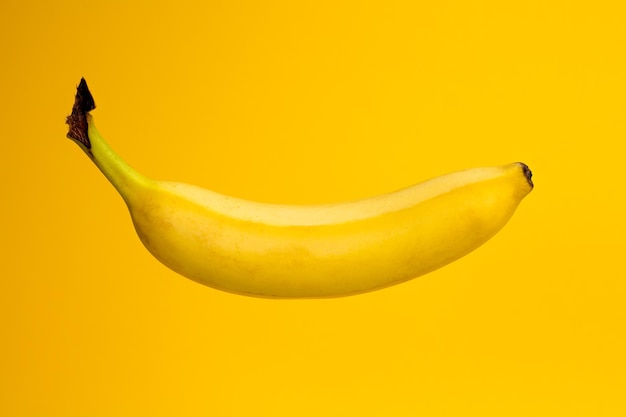 Close-up di una banana su sfondo giallo