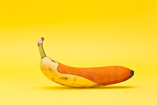 Close-up di una banana sullo sfondo giallo