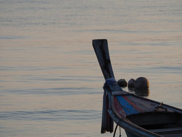 Close-up di una barca contro il mare al tramonto