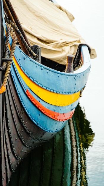 Close-up di una barca ormeggiata in acqua