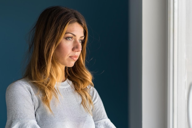 Close-up di una bella donna adulta che guarda altrove