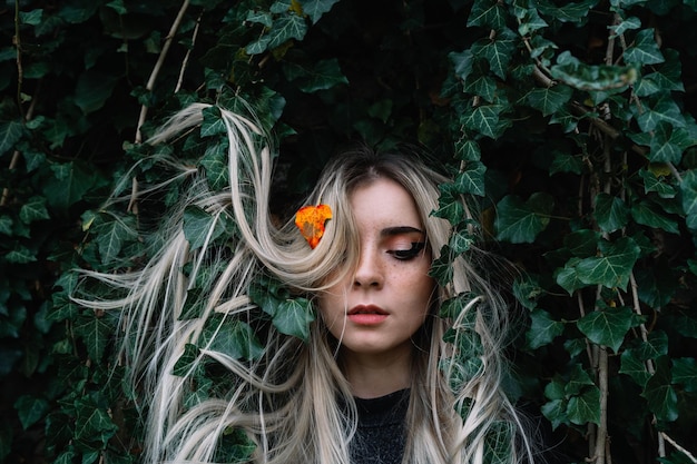 Close-up di una bella giovane donna nella foresta