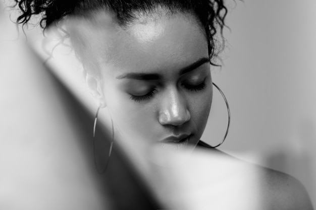 Close-up di una bellissima donna con gli occhi chiusi