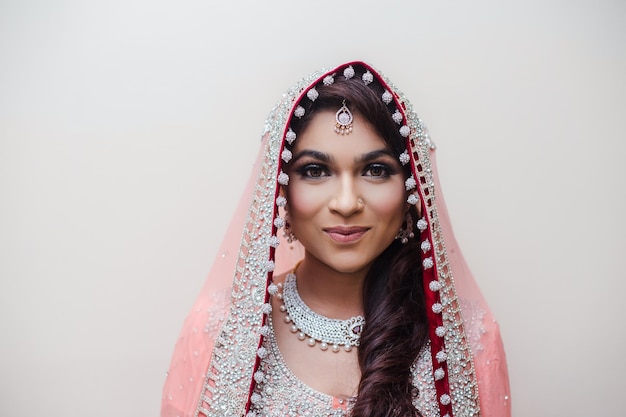 Close-up di una bellissima giovane sposa indiana