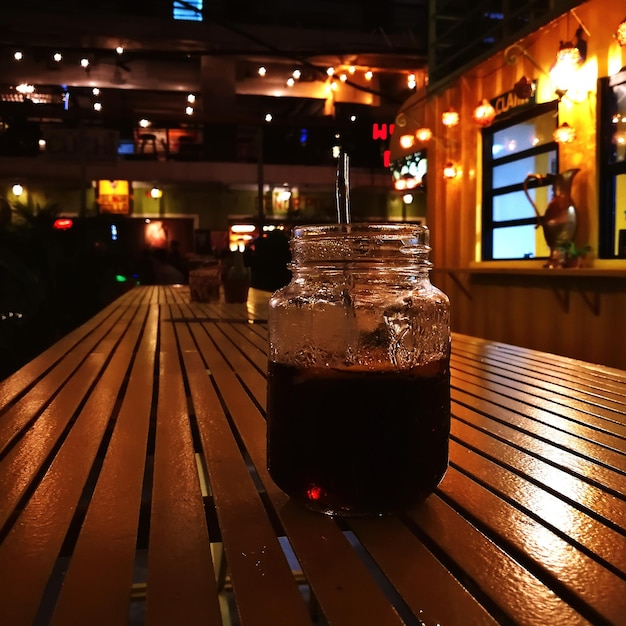 Close-up di una bevanda in barattolo sul tavolo al bar