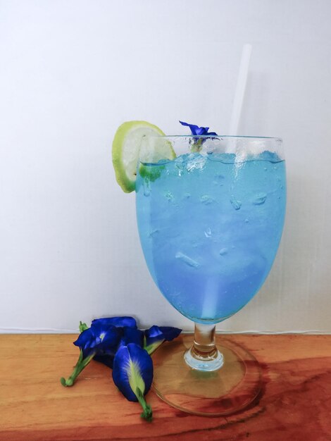 Close-up di una bevanda sul tavolo blu