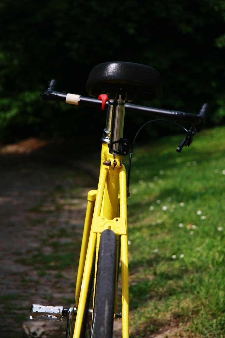 Foto close-up di una bicicletta gialla sul campo