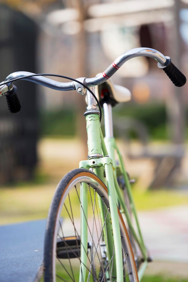 Foto close-up di una bicicletta in strada