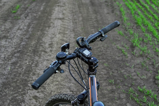 Close-up di una bicicletta su strada