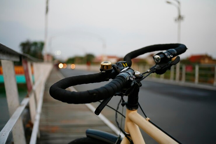 Foto close-up di una bicicletta sulla ringhiera