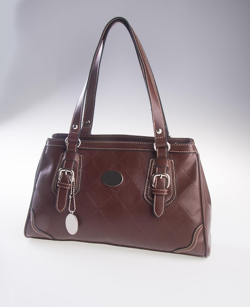 Close-up di una borsa con etichetta su sfondo bianco