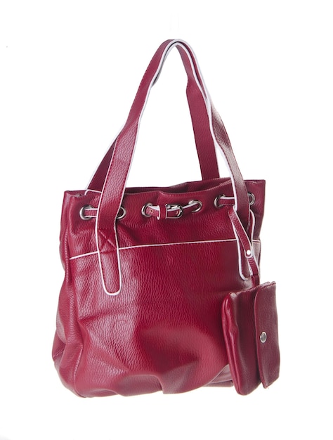 Close-up di una borsa rossa su sfondo bianco