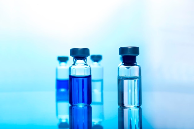 Close-up di una bottiglia di vetro su uno sfondo blu
