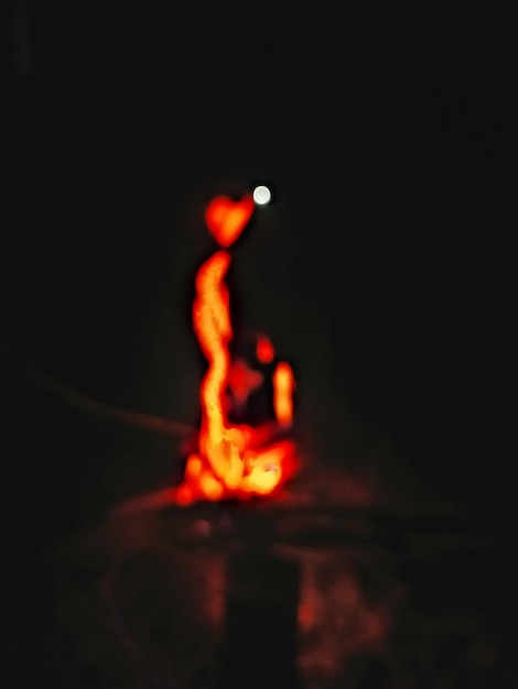 Close-up di una candela accesa al buio