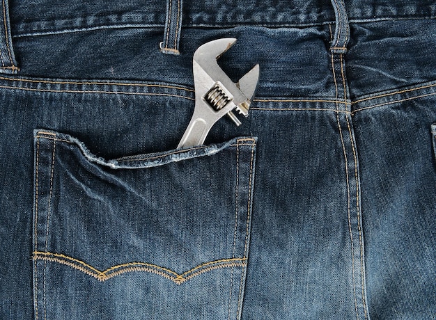 Close-up di una chiave inglese nella tasca dei jeans