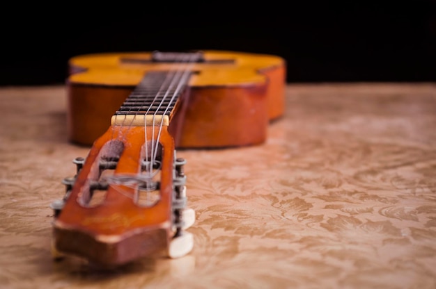 Close-up di una chitarra acustica su un tavolo