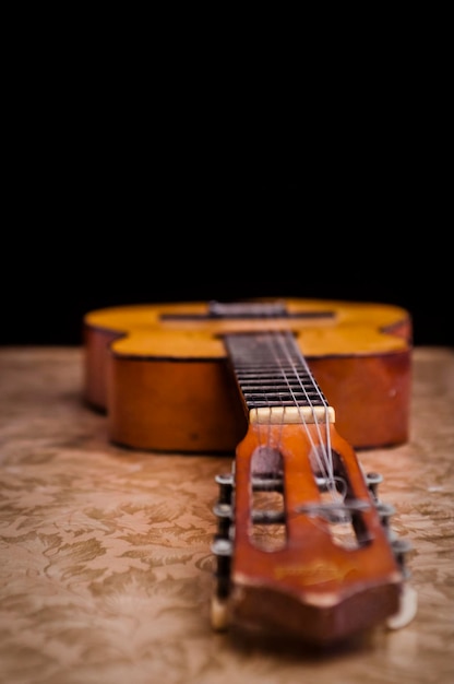 Close-up di una chitarra sul tavolo