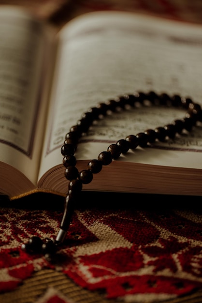 Close-up di una collana di perle su un libro