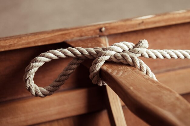 Close-up di una corda legata al legno