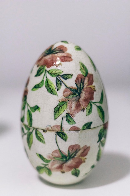 Close-up di una decorazione a forma di uovo su uno sfondo bianco