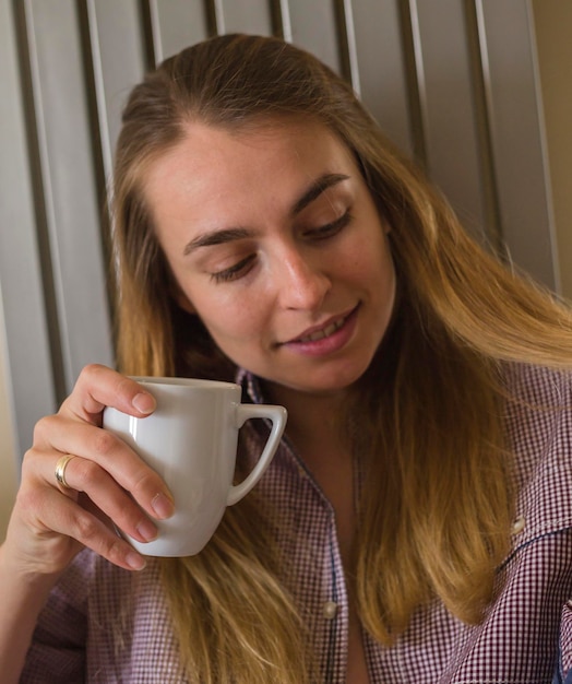 Close-up di una donna che beve caffè