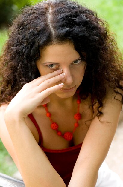 Close-up di una donna che guarda altrove mentre è in piedi all'aperto