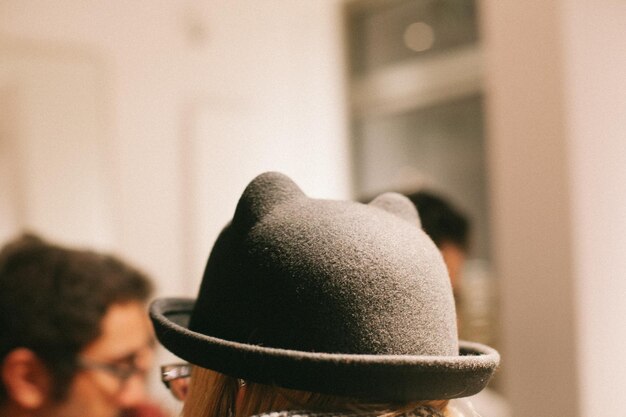 Close-up di una donna che indossa un cappello nero