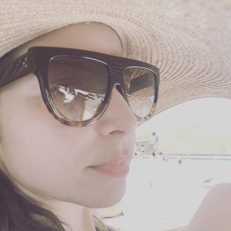 Foto close-up di una donna che indossa un cappello