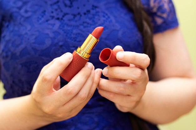Close-up di una donna che prova un nuovo rossetto di colore diverso sulla mano