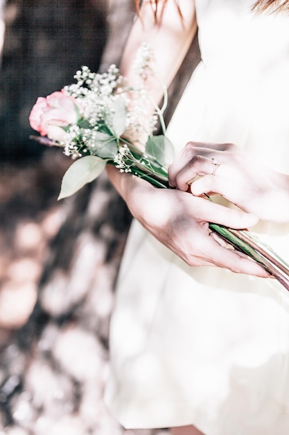 Close-up di una donna che tiene un bouquet