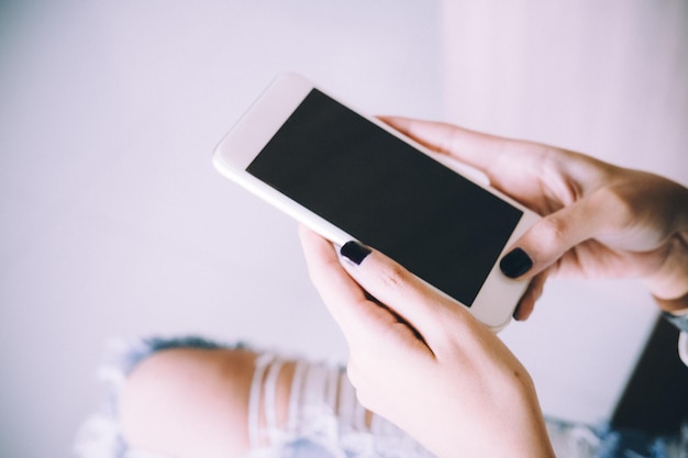 Close-up di una donna che usa un telefono cellulare